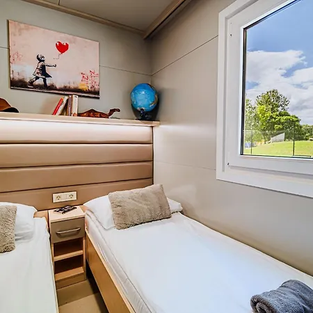Three Bedroom Mobile 別荘 Mostec
